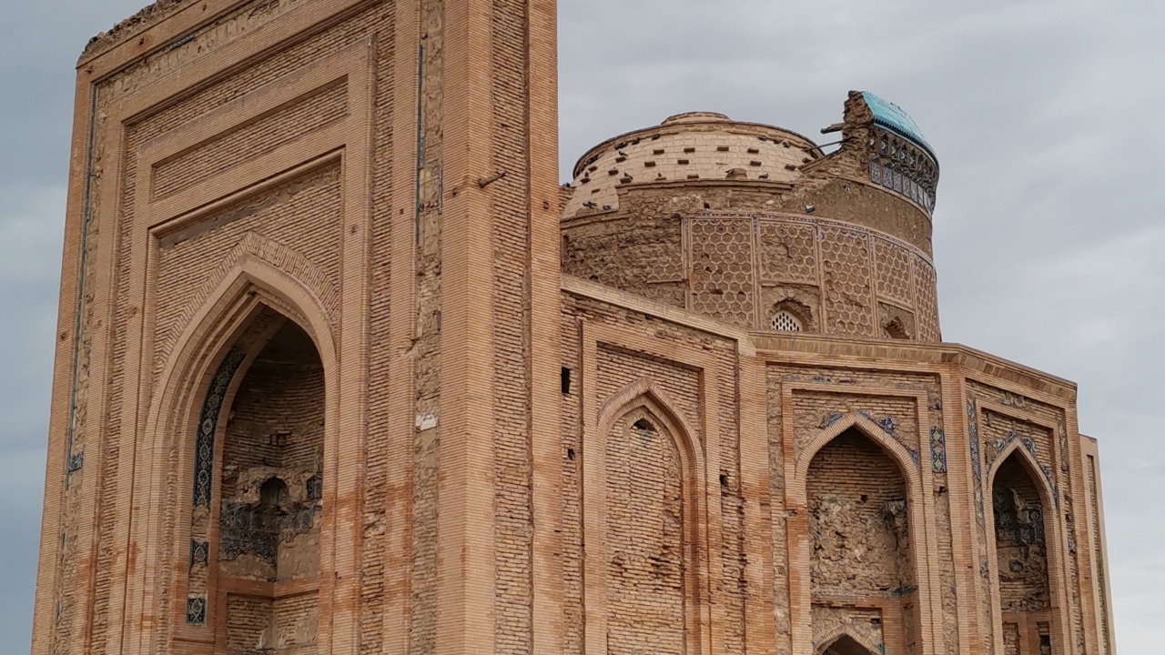 The Kutlug-Timur Minaret rising above the flat landscape at Konye-Urgench, Turkmenistan