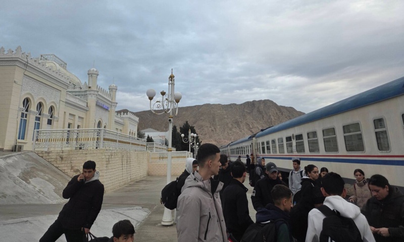 Ein Personenzug am Bahnhof in Turkmenbashi