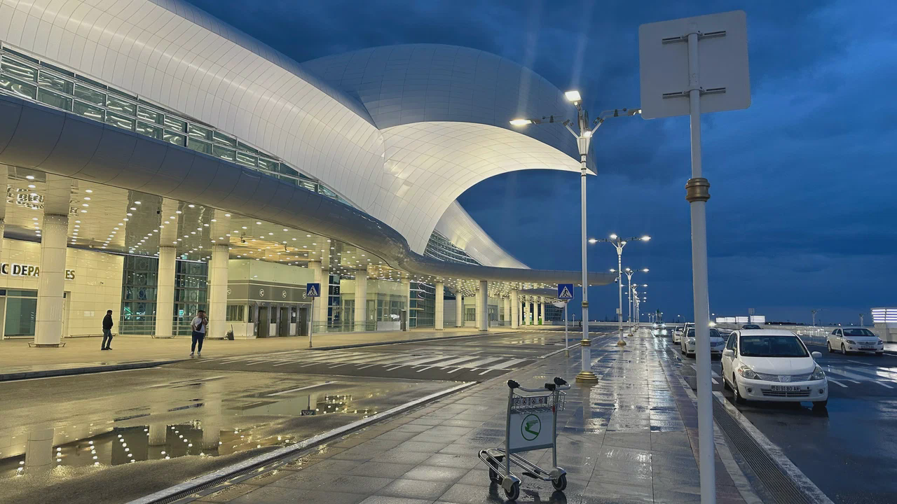 Das weisse falkenformige Terminalgebaude des Internationalen Flughafens Aschgabat bei Nacht
