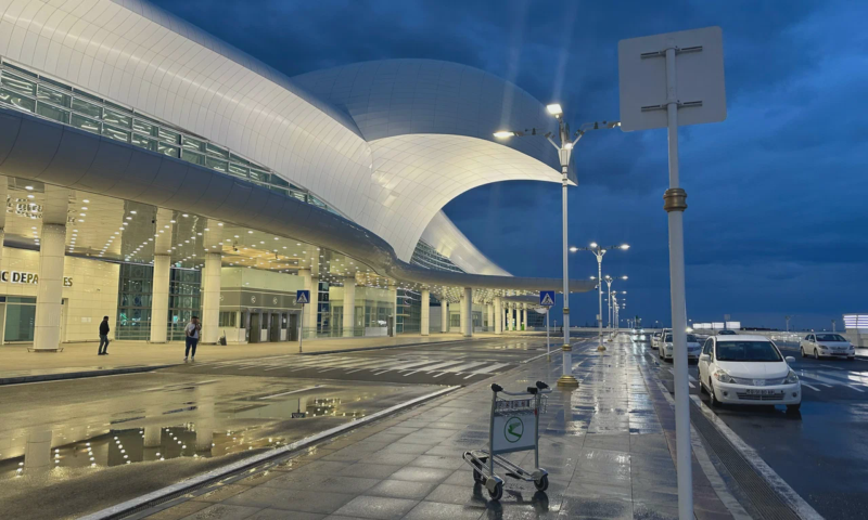 Das weisse falkenformige Terminalgebaude des Internationalen Flughafens Aschgabat bei Nacht