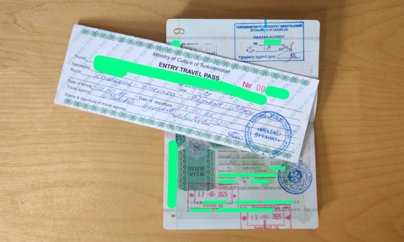 Visum und Reisepass eines Reisenden in Turkmenistan