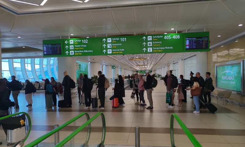 Boarding am internationalen Flughafen Aschgabat