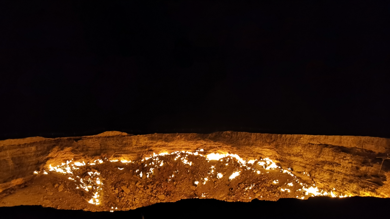 Der Darvaza-Gaskrater brennt nachts in der Karakum-Wüste, Turkmenistan