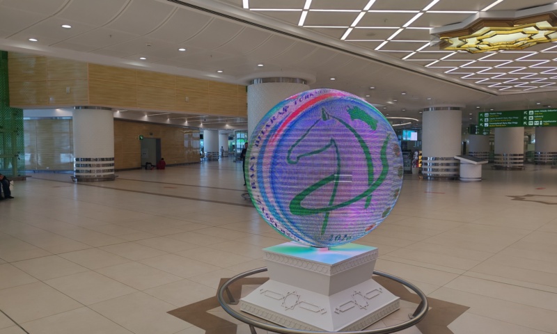 2026年を祝うアシガバート国際空港のアハルテケ馬と地球儀
