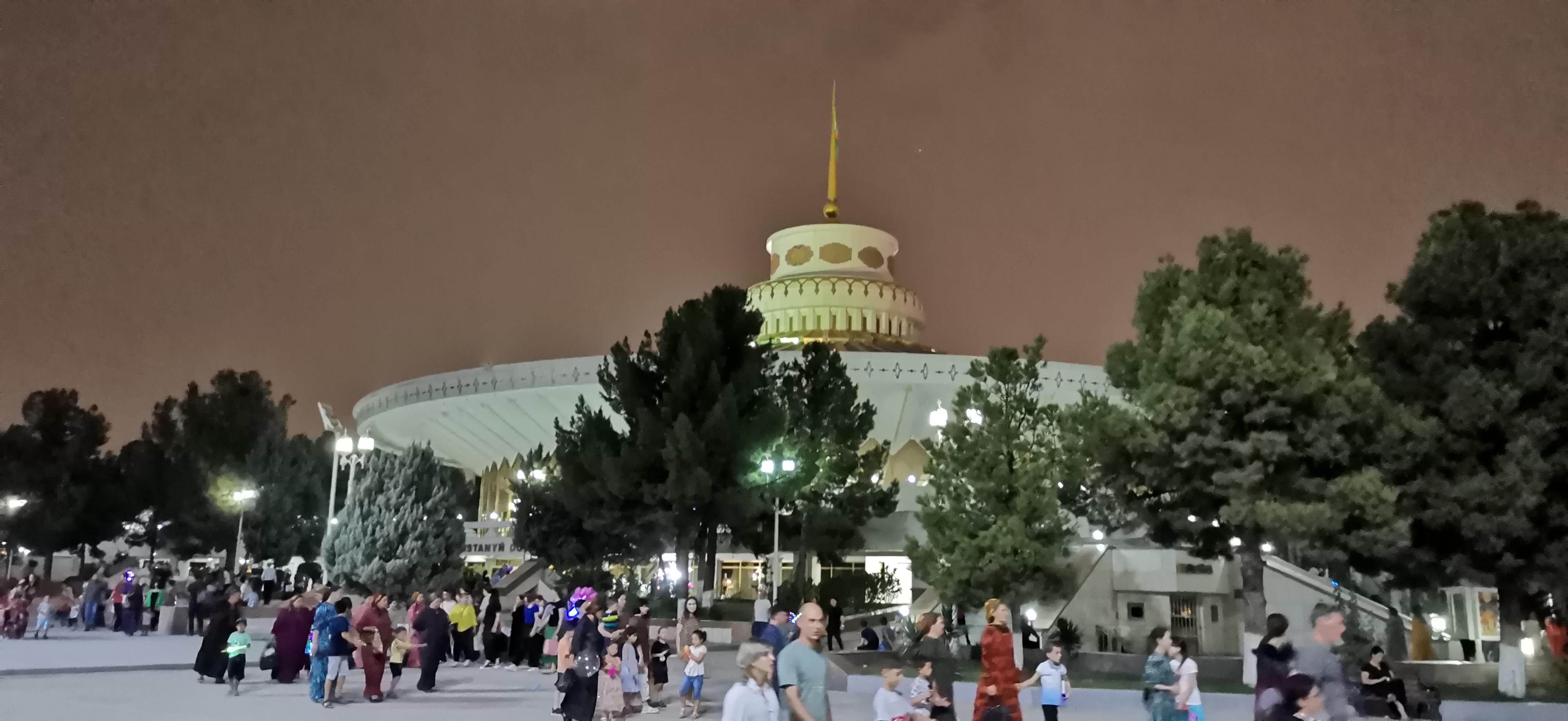 夜のアシガバートにあるトルクメニスタン国立サーカスの円形建物