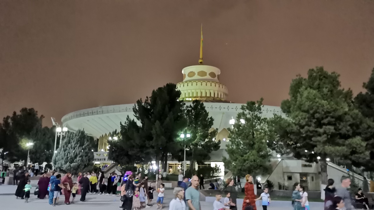 夜晚阿什哈巴德土库曼斯坦国家马戏团的圆形建筑